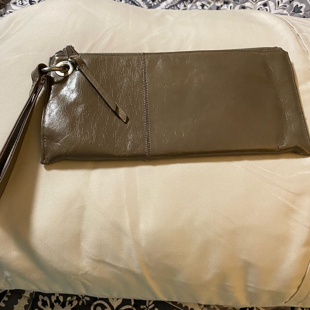 Brandnew Hobo wristlet very pretty..